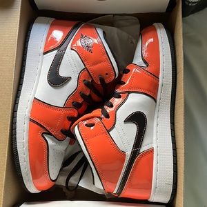 Air Jordan 1 MID SE (GS)  dm for more details